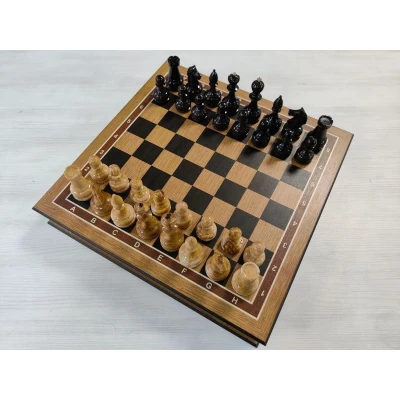 Шахматы подарочные в ларце из дуба с фигурами из карельской березы