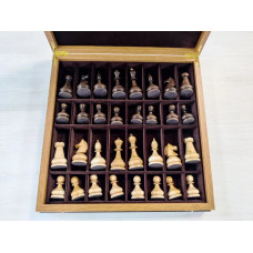 Шахматы подарочные в ларце из дуба с фигурами из карельской березы