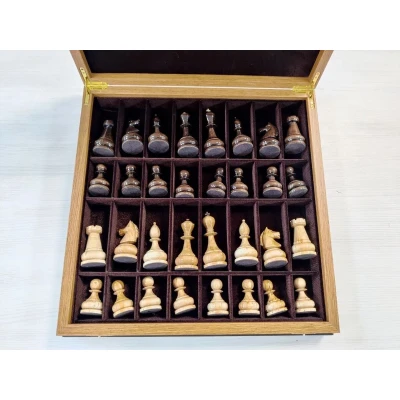 Шахматы подарочные в ларце из дуба с фигурами из карельской березы