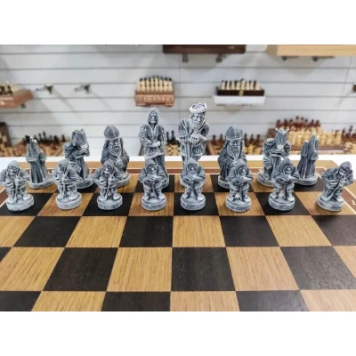 Шахматы подарочные Средневековье на доске из дуба 45 на 45 см