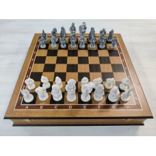 Шахматы подарочные Средневековье на доске из дуба 45 на 45 см