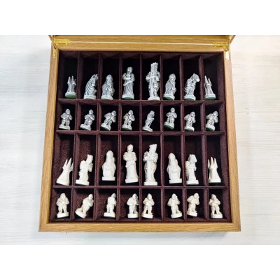 Шахматы подарочные Средневековье на доске из дуба 45 на 45 см