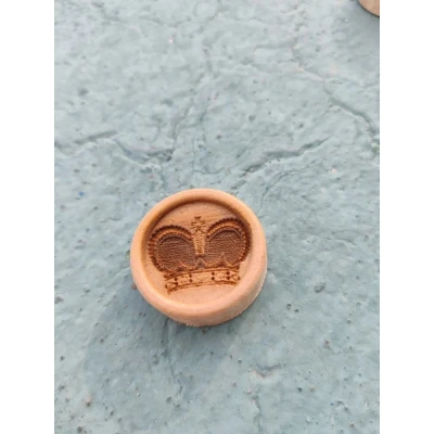 Фишки для нард и шашек резные ручной работы Корона, 26 мм., с бархатной подложкой