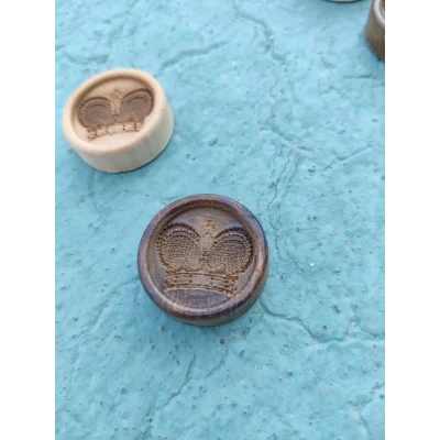 Фишки для нард и шашек резные ручной работы Корона, 26 мм., с бархатной подложкой