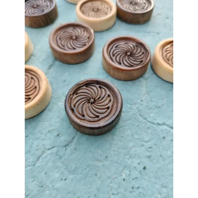 Фишки для нард и шашек резных ручной работы Бесконечность, 26 мм., с бархатной подложкой