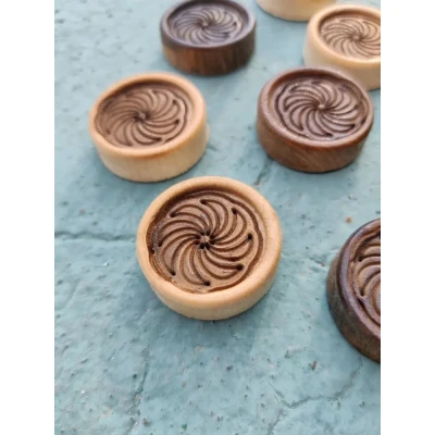 Фишки для нард и шашек резных ручной работы Бесконечность, 26 мм., с бархатной подложкой