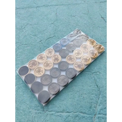 Фишки для нард и шашек резных ручной работы Паук, 26 мм., с бархатной подложкой