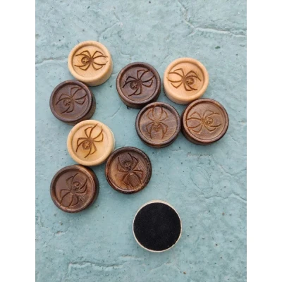 Фишки для нард и шашек резных ручной работы Паук, 26 мм., с бархатной подложкой