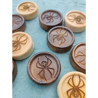 Фишки для нард и шашек резных ручной работы Паук, 26 мм., с бархатной подложкой