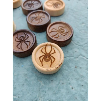 Фишки для нард и шашек резных ручной работы Паук, 26 мм., с бархатной подложкой