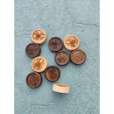 Фишки для нард и шашек резных ручной работы Паук, 26 мм., с бархатной подложкой