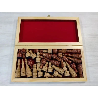 Шахматы ручной работы из дуба на доске 47 на 47 см