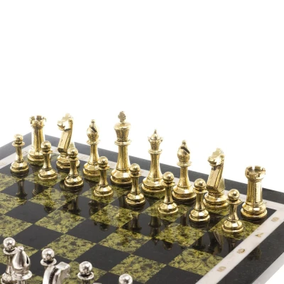Шахматы подарочные из камня "Стаунтон" доска 40х40 см змеевик фигуры из металла