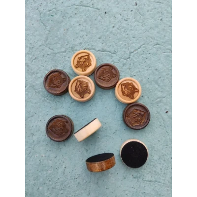 Фишки для нард и шашек резных ручной работы Волк, 26 мм., с бархатной подложкой