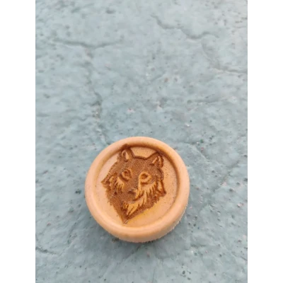 Фишки для нард и шашек резных ручной работы Волк, 26 мм., с бархатной подложкой