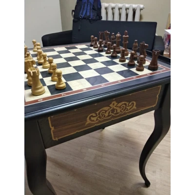 Шахматный стол из мореного дуба (без фигур)