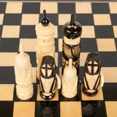 Шахматы резные ручной работы в ларце средние