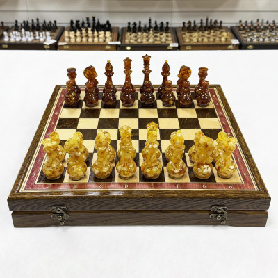 Шахматы янтарные подарочные в ларце из дуба