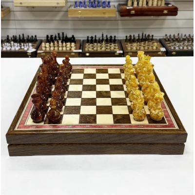 Шахматы янтарные подарочные в ларце из дуба