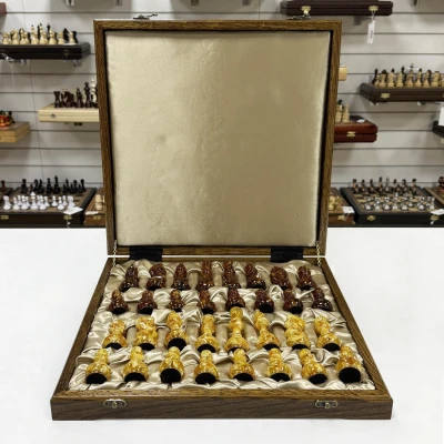 Шахматы янтарные подарочные в ларце из дуба