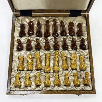 Шахматы янтарные подарочные в ларце из дуба