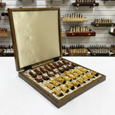 Шахматы янтарные подарочные в ларце из дуба