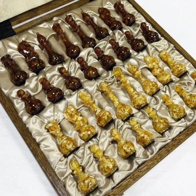 Шахматы янтарные подарочные в ларце из дуба