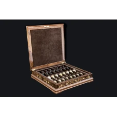 Шахматы янтарные в ларце из корня ореха