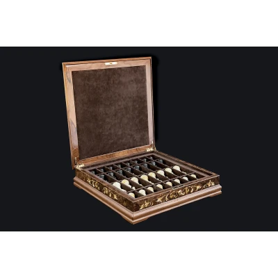 Шахматы янтарные в ларце из корня ореха