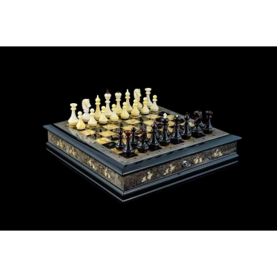 Шахматы янтарные в ларце из тонированной карельской березы