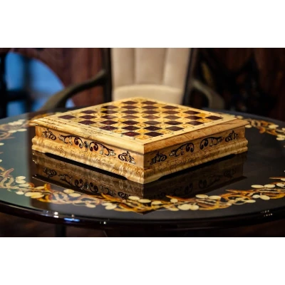 Шахматы янтарные в ларце из карельской березы