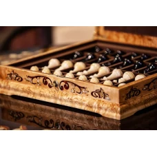 Шахматы янтарные в ларце из карельской березы