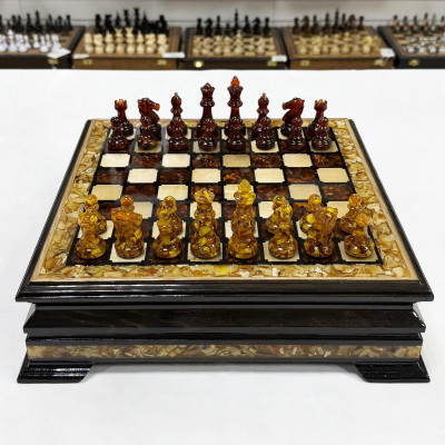 Шахматы из янтаря и ясеня в ларце малые подарочные 34 см