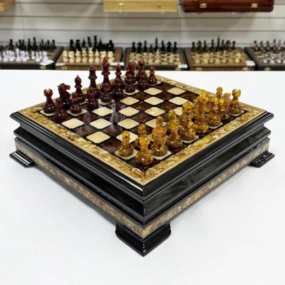 Шахматы из янтаря и ясеня в ларце малые подарочные 34 см