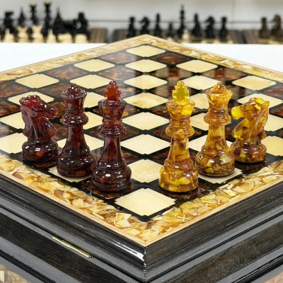 Шахматы из янтаря и ясеня в ларце малые подарочные 34 см