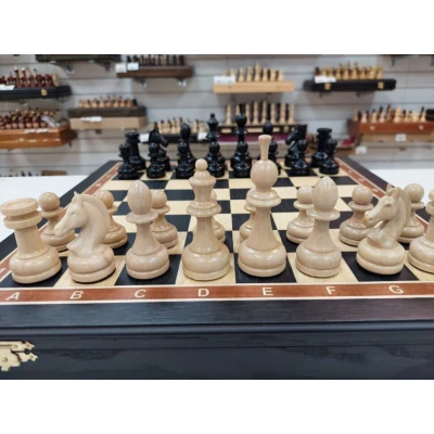 Шахматы в ларце из мореного дуба 45 на 45 см с фигурами из бука с утяжелением