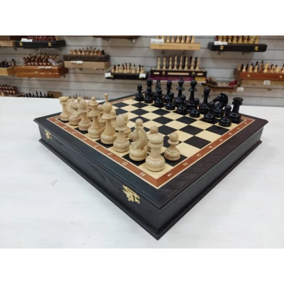 Шахматы в ларце из мореного дуба 45 на 45 см с фигурами из бука с утяжелением