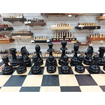 Шахматы в ларце из мореного дуба 45 на 45 см с фигурами из бука с утяжелением