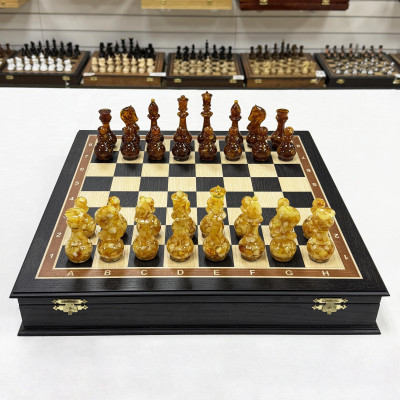 Шахматы янтарные в ларце из дерева мореного дуба