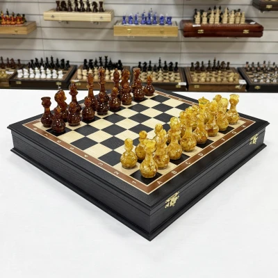 Шахматы янтарные в ларце из дерева мореного дуба