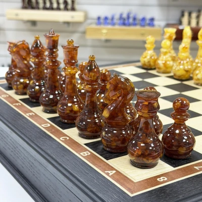 Шахматы янтарные в ларце из дерева мореного дуба