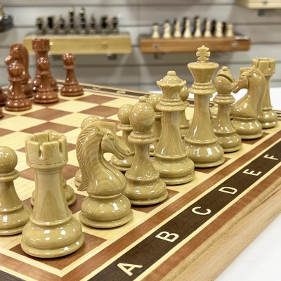 Шахматы подарочные турнирные с фигурами из композита и доской из красного дерева