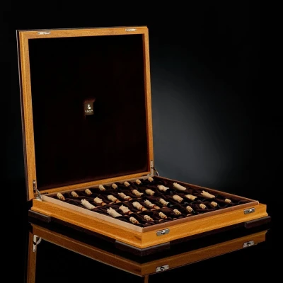 Шахматы "Неаполь" (из бивня мамонта и самшита)