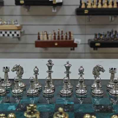 Шахматы каменные изумрудный змеевик Стаунтон 28см металлические фигуры