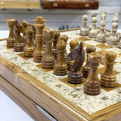 Шахматы эксклюзивные из дерева палисандр с полем и фигурами из оникса и ракушечника 39 см