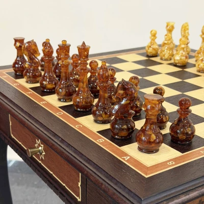 Шахматный стол подарочный венге ясень с фигурами из янтаря