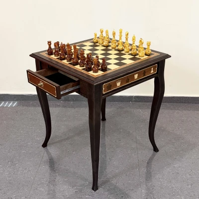 Шахматный стол подарочный венге ясень с фигурами из янтаря