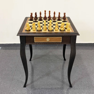 Шахматный стол подарочный венге ясень с фигурами из янтаря