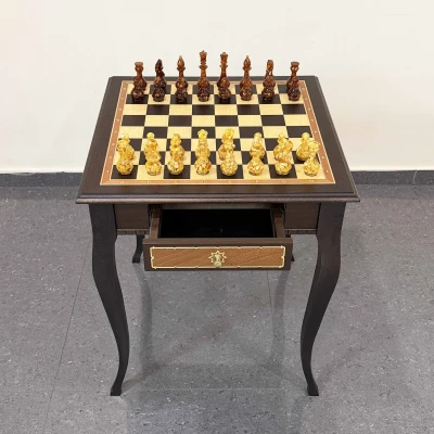 Шахматный стол подарочный венге ясень с фигурами из янтаря