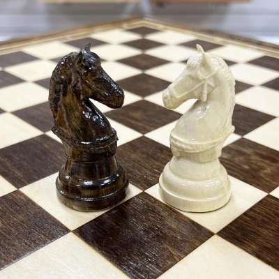 Шахматный ларец из дуба с фигурами Бастион из кавказского граба 40 см